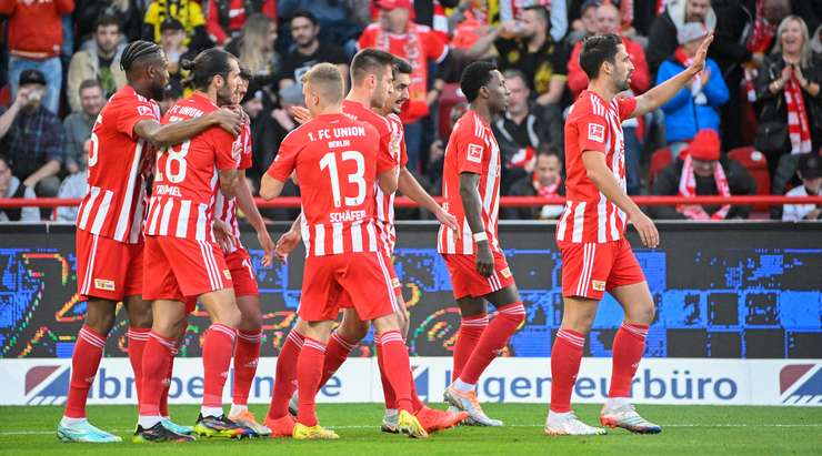 Vào! Janik Haberer (Union Berlin) cướp được bóng sau sai lầm tồi tệ của thủ môn Gregor Kobel và bàn thắng đã được ghi. Tỉ số là 1:0.