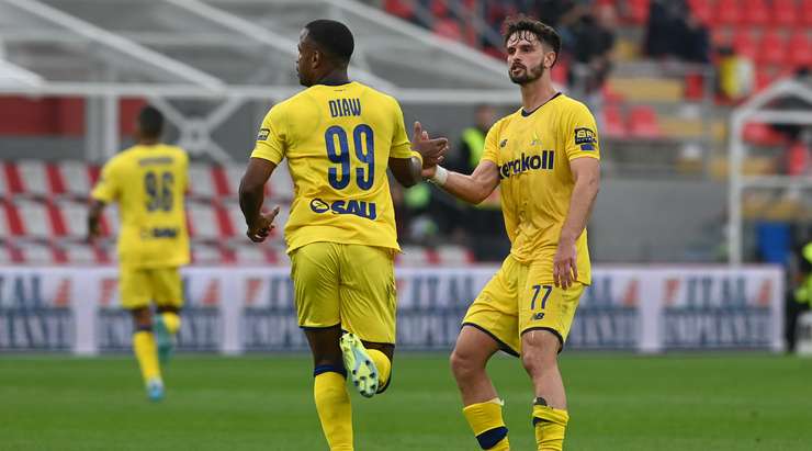 Vào! Davide Diaw (Modena) sút bóng vào góc cao bên phải khung thành, vượt qua tầm với của Mouhamadou Sarr dù thủ môn đã đổ người hết cỡ.