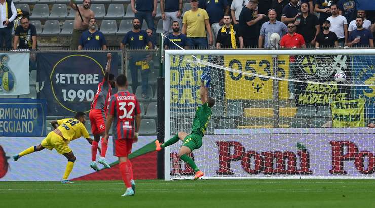Vào! Cristian Buonaiuto chuyền cho David Okereke (Cremonese) với một quả tạt hoàn hảo, người không gặp khó khăn để đánh đầu vào lưới trống. Tỉ số là 1:0.