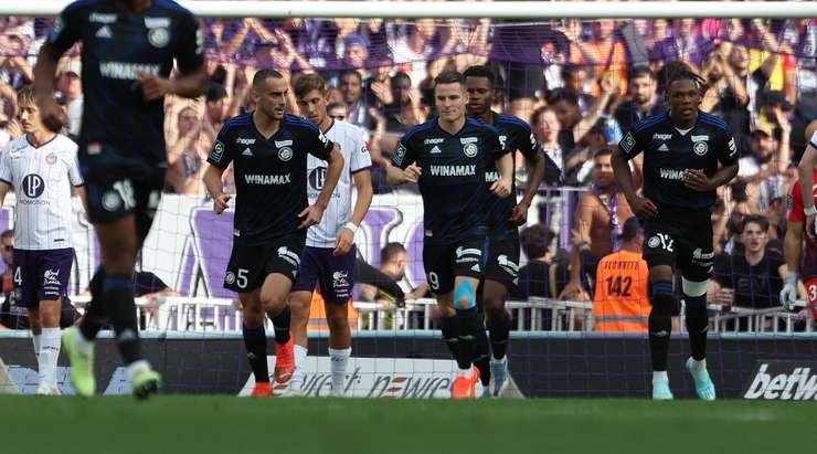 Vào! Kevin Gameiro (Strasbourg) vừa có bàn thắng theo một cách không thể dễ dàng hơn: đưa vào lưới trống từ cự ly rất gần sau khi bóng bị bật ra từ thủ môn. Tỉ số là 2:2.