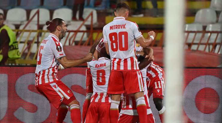 Một cú sút tuyệt đẹp! Aleksandar Katai (Crvena zvezda) đón đường chọc khe chuẩn xác của Osman Bukari và tung một cú sút không thể cản phá từ rìa vòng cấm vào góc cao bên phải khung thành. Một bàn thắng tuyệt vời. Tỉ số bây giờ là 1:0.