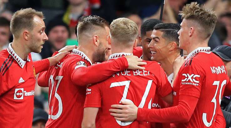 Vào! Cristiano Ronaldo (Manchester United) đã có mặt đúng lúc đúng chỗ để lấy bóng bật ra trong vòng cấm, và anh ấy sút bóng vào bên trái khung thành. Tỉ số là 3:0.