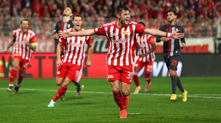 Vào! Robin Knoche (Union Berlin) sút bóng vào góc trái khung thành, vượt qua tầm với của Matheus dù thủ môn đã đổ người hết cỡ.