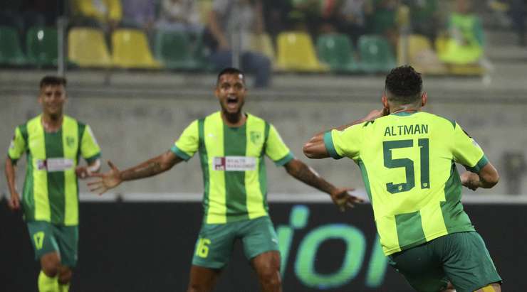 Vào! Omri Altman (AEK Larnaca) chớp cơ hội sau một tình huống bóng bật ra trong vòng cấm và đánh bại thủ môn với một cú sút vào góc thấp bên phải. Tỉ số đã được nâng lên: 3:1.