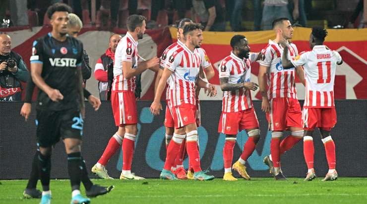 Vào! Aleksandar Pesic (Crvena zvezda) sút bóng thành bàn từ cự li rất gần sau khi đón một đường chuyền. Kiến tạo bởi Osman Bukari. Tỉ số là 2:1.