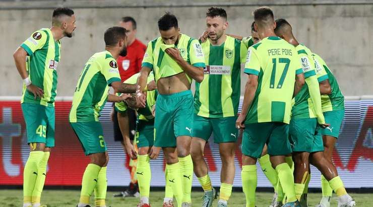 Ôi một BÀN THẮNG gì thế này! Đường câu bóng vào vòng cấm được Omri Altman (AEK Larnaca) dứt điểm vào lưới với một cú ngả bàn đèn đậm tính nghệ sĩ! 1:0.