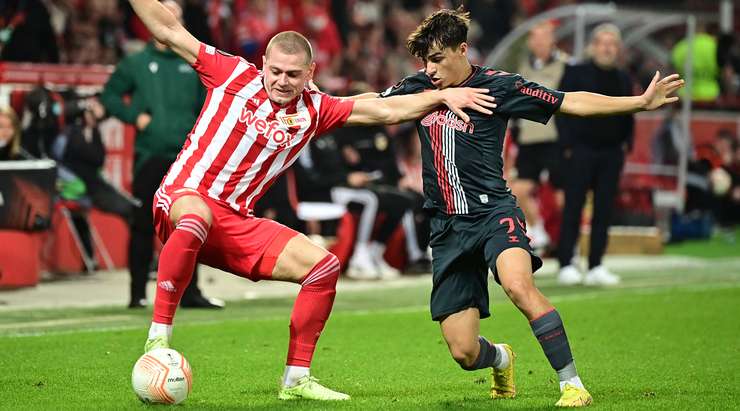 Julian Ryerson (Union Berlin) đang nghĩ gì vậy? Những tình huống phạm lỗi như thế này sẽ không thể thoát khỏi thẻ phạt. Và trọng tài đã rút ra một chiếc thẻ vàng.