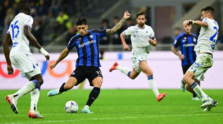 Vào! Joaquin Correa (Inter) len lỏi qua các cầu thủ đối phương trước khi tung một cú sút tuyệt diệu từ rìa vòng cấm vào phía trong cột dọc bên trái. Thủ môn Emil Audero đã không có cơ hội nào để chạm vào quả bóng. Tỉ số là 3:0.
