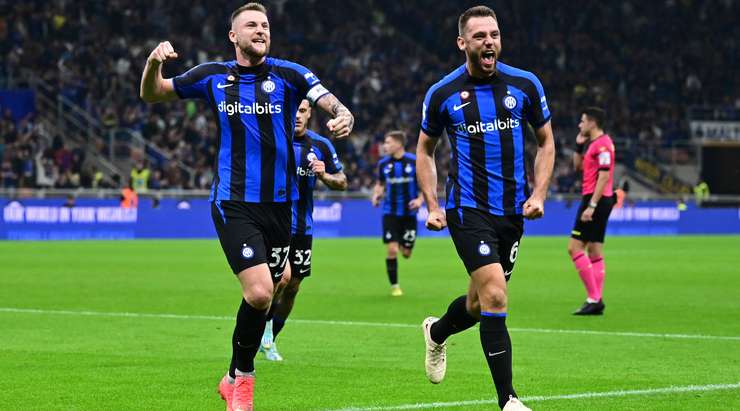 Stefan de Vrij (Inter) tìm thấy đủ khoảng trống ở sâu bên trong vòng cấm và ghi bàn với một cú đánh đầu cắt mặt sau một quả phạt góc được thực hiện rất tốt!