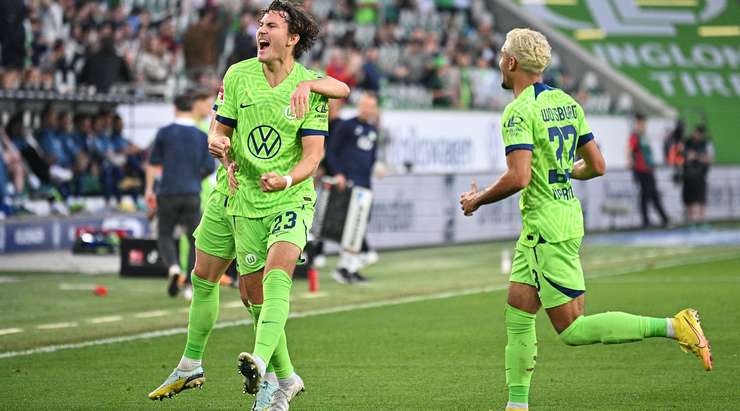 Cú sút búa bổ từ ngoài vòng cấm của Jonas Wind (Wolfsburg) đã ghi được một bàn thắng tuyệt vời vào ngay góc trái khung thành!