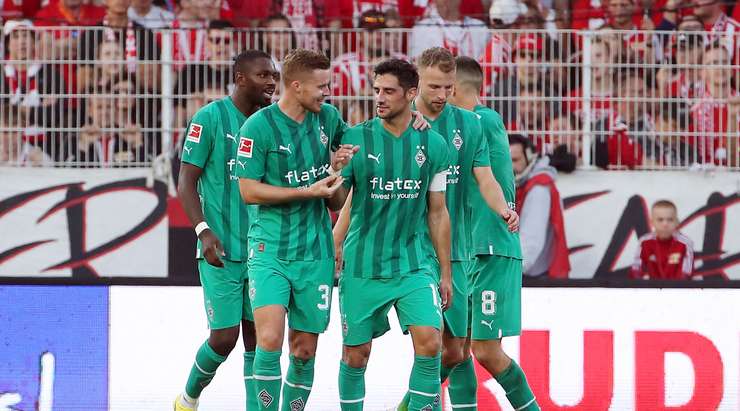 VÀO! Bóng được treo vào từ quả phạt góc và Nico Elvedi (B. Monchengladbach) chạy chỗ rất tốt để tung một cú đánh đầu thẳng vào góc thấp bên phải. Tỉ số của trận đấu đã được nâng lên: 0:1.