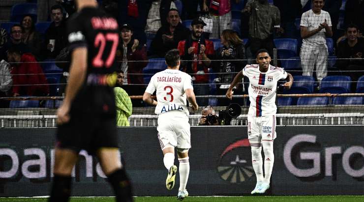 Vào! Tình huống phối hợp nhịp nhàng ở ngoài rìa vòng cấm với Alexandre Lacazette mở ra cho Tete (Lyon) một cơ hội ghi bàn mười mươi. Anh không làm đồng đội thất vọng khi đánh bại thủ môn đối phương với một cú sút đi thẳng vào góc thấp bên phải khung thành. Tỉ số là 1:0.