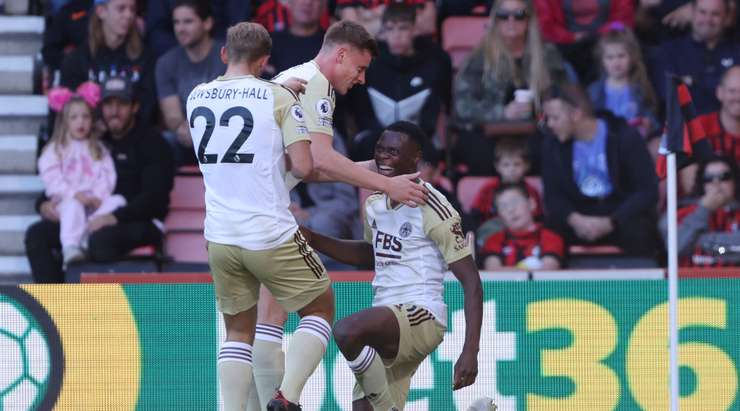 Vào! Patson Daka (Leicester) đã có mặt đúng lúc đúng chỗ để lấy bóng bật ra trong vòng cấm, và anh ấy sút bóng đi chìm vào phía trong cột dọc bên phải. Tỉ số là 0:1.
