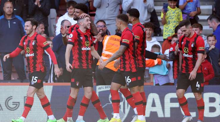 Vào! Ryan Christie (Bournemouth) chớp cơ hội sau một tình huống bóng bật ra trong vòng cấm và đánh bại thủ môn với một cú sút chìm vào ngay giữa mành lưới. Tỉ số đã được nâng lên: 2:1.