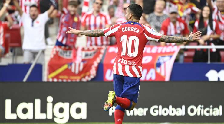 VÀO! Angel Correa (Atl. Madrid) cắt được bóng từ đường chuyền bất cẩn của thủ môn đối phương và vui vẻ trừng phạt sai lầm đó. Tỉ số lúc này là 2:0.