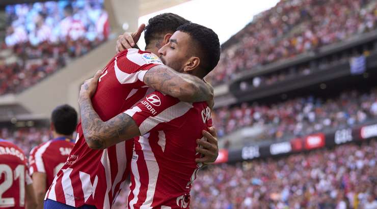 Bóng đã nằm trong lưới! Antoine Griezmann treo bóng vào vòng cấm và Angel Correa (Atl. Madrid) đón quả tạt để dứt điểm gọn gàng vào lưới. 1:0.