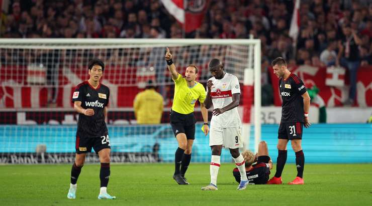 Serhou Guirassy (VfB Stuttgart) nhận một chiếc thẻ vàng từ tay của trọng tài chính, Bastian Dankert. Và bởi vì nó là chiếc thứ hai trong trận đấu này, một chiếc thẻ đỏ được rút ra và Serhou Guirassy (VfB Stuttgart) bị đuổi.