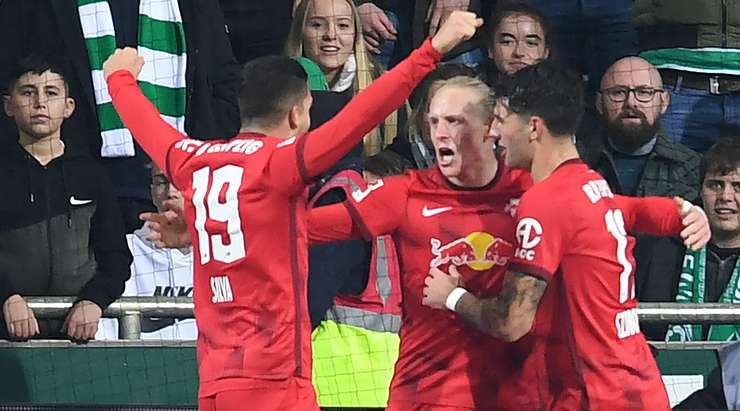 Xaver Schlager (RB Leipzig) có rất nhiều khoảng trống sau khi đón một đường chuyền chính xác trong vòng cấm. Anh không do dự tung một cú sút tuyệt vời, đưa bóng vào góc thấp bên phải cầu môn.