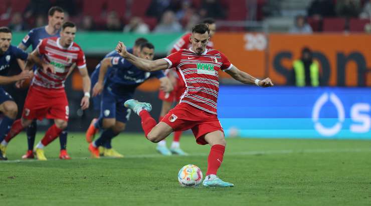 Mergim Berisha (Augsburg) lãng phí một cơ hội ghi bàn tuyệt vời khi anh ấy thất bại trong việc thực hiện quả phạt đền.