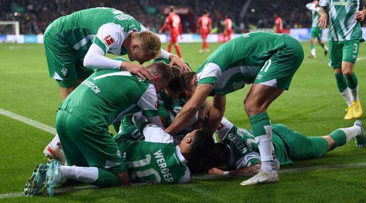 Vào! Tình huống phối hợp nhịp nhàng ở ngoài rìa vòng cấm với Romano Schmid mở ra cho Christian Gross (Werder Bremen) một cơ hội ghi bàn mười mươi. Anh không làm đồng đội thất vọng khi đánh bại thủ môn đối phương với một cú sút đi thẳng vào góc cao bên phải khung thành. Tỉ số là 1:1.