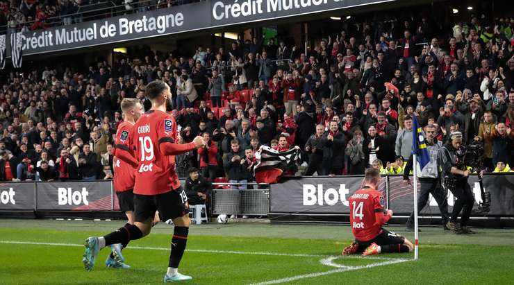 Benjamin Bourigeaud (Rennes) có một cơ hội tuyệt vời bên trong vòng cấm và anh không mắc bất kỳ sai sót nào để đưa bóng vào lưới một cách gọn gàng.