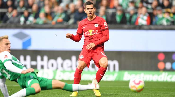 Andre Silva (RB Leipzig) nhận đường chuyền từ đồng đội và anh không hề do dự tung một cú sút chìm không thể cản phá vào góc thấp bên phải khung thành.