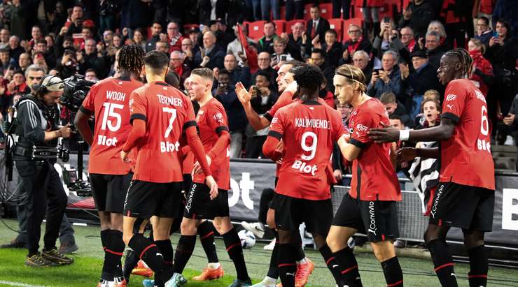Vào! Arnaud Kalimuendo (Rennes) đã có mặt đúng lúc đúng chỗ để lấy bóng bật ra trong vòng cấm, và anh ấy sút bóng vào chính giữa mành lưới. Tỉ số là 2:1.