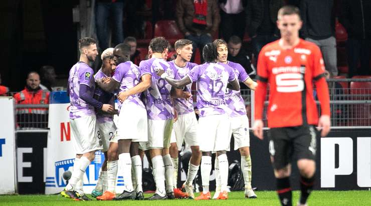 Một đường chuyền xé toang hàng phòng ngự đưa bóng đến chân Thijs Dallinga (Toulouse) trong vòng cấm và cầu thủ này đã không bỏ lỡ cơ hội! Nỗ lực của anh đi chuẩn xác ngay giữa khung thành.