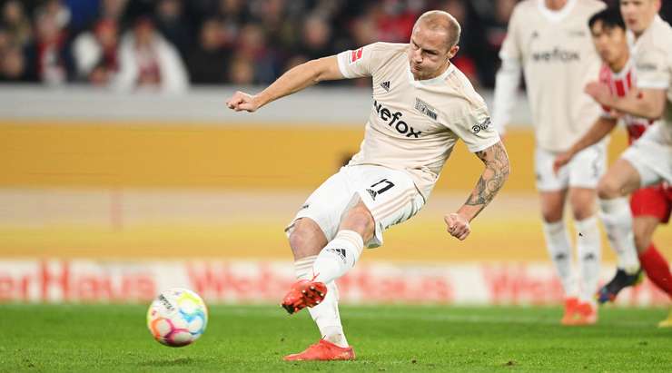 VÀO! Đó là một cú sút phạt đền tuyệt vời của Sven Michel (Union Berlin) về phía góc thấp bên phải khung thành, không có một chút cơ hội nào cho thủ môn Mark Flekken để cản phá!