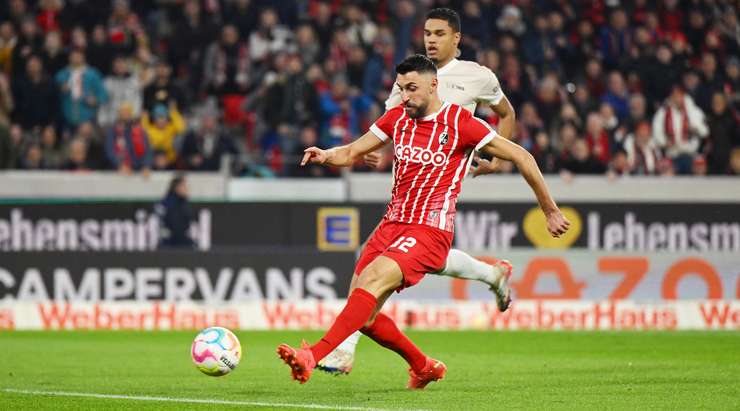 VÀO! Đó là một cú sút phạt đền hoàn hảo của Vincenzo Grifo (Freiburg) về phía góc cao bên phải, không có một chút cơ hội nào cho thủ môn Lennart Grill để cản phá!