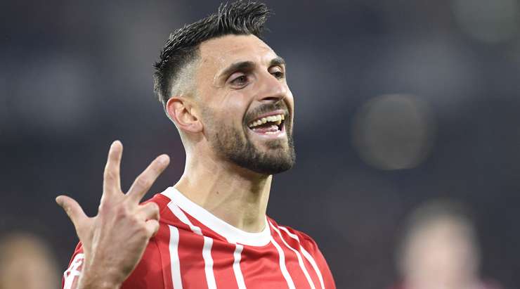 Vào! Vincenzo Grifo (Freiburg) sút bóng vào góc cao bên trái khung thành, vượt qua tầm với của Lennart Grill dù thủ môn đã đổ người hết cỡ.
