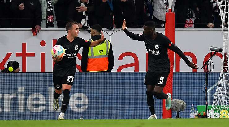Mario Gotze chuyền bóng đến chân Randal Kolo Muani (Eintracht Frankfurt), người đang đứng ở vị trí đối mặt với thủ môn. Một cú vung chân động tác giả của cầu thủ này làm cho thủ môn mất thăng bằng và nhiệm vụ còn lại của anh đơn giản chỉ là bấm bóng qua người thủ môn vào lưới.