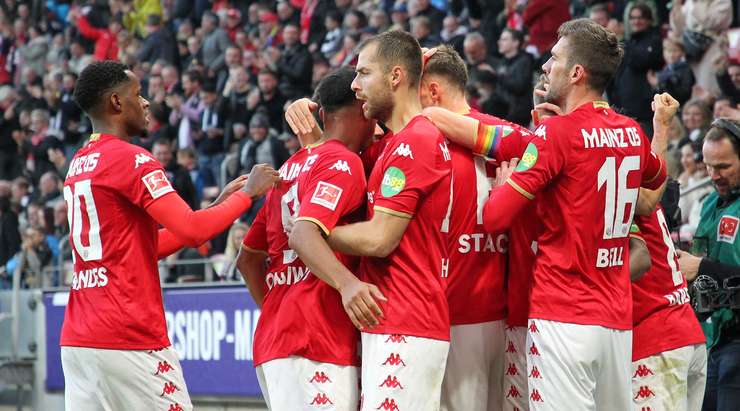 Vào! Karim Onisiwo đón đường chuyền và đánh đầu kiến tạo cho Jonathan Burkardt (Mainz), người đã khống chế bóng và dứt điểm gọn gàng vào lưới. 1:0.