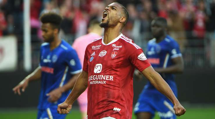 Trên chấm penalty, Steve Mounie (Brest) tự tin thực hiện quả phạt đền bằng một cú sút mạnh mẽ vào góc cao bên phải!