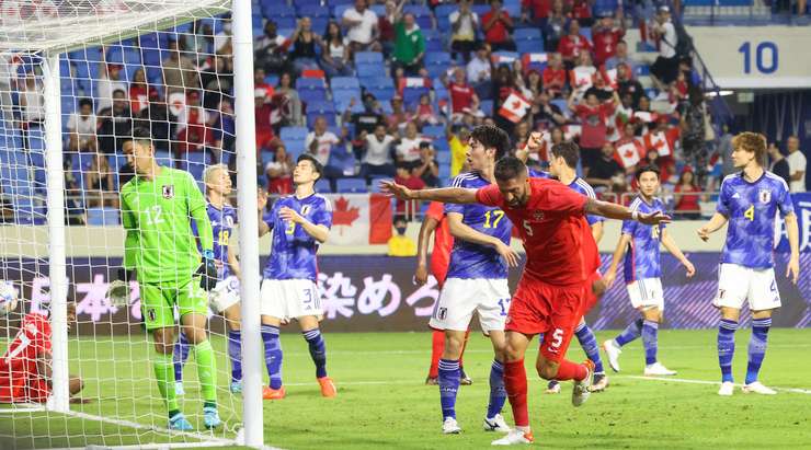 Vào! Steven Vitoria (Canada) đã có mặt đúng lúc đúng chỗ để lấy bóng bật ra trong vòng cấm, và anh ấy sút bóng vào bên trái khung thành. Tỉ số là 1:1.