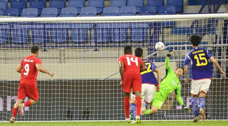 Lucas Cavallini (Canada) đánh lừa thủ môn Shuichi Gonda đổ người về góc và sút quả penalty vào chính giữa khung thành.