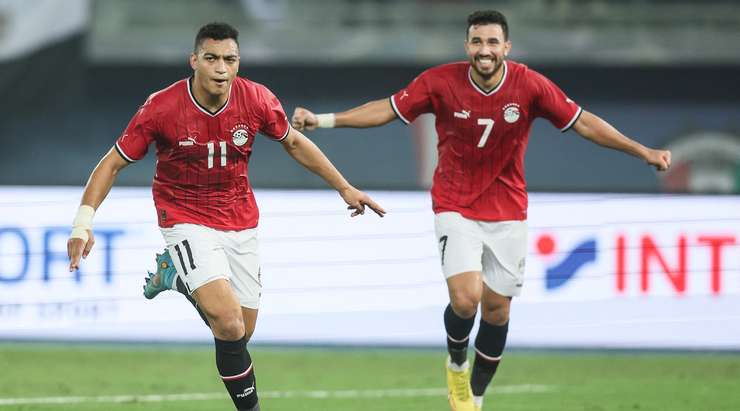 VÀO! Mostafa Mohamed (Ai Cập) cướp lấy quả bóng tại rìa vòng cấm sau một sai lầm tai hại của hàng thủ đối phương tung cú sút mạnh vào lưới. Tỉ số lúc này là 0:1.
