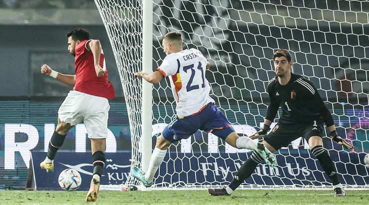 Trezeguet (Ai Cập) nhận đường chuyền từ đồng đội và anh không hề do dự tung một cú sút chìm không thể cản phá vào góc thấp bên trái khung thành.