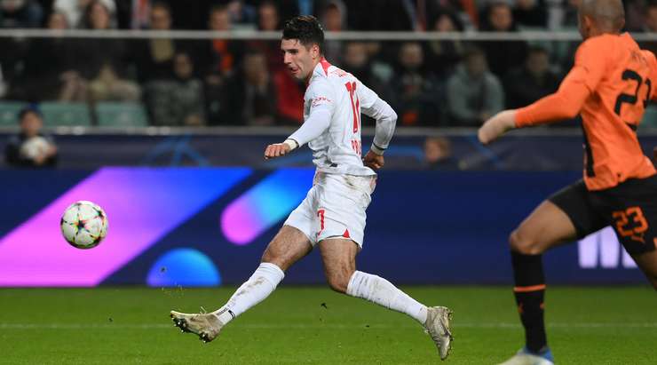 Dominik Szoboszlai (RB Leipzig) nhận bóng trong tư thế đối mặt với thủ môn sau một đường chuyền rất thông minh xuất phát từ Christopher Nkunku. Dù phần nhiệm vụ của mình không hề dễ dàng, nhưng anh vẫn tự tin sút bóng làm tung lưới thủ môn đối phương.