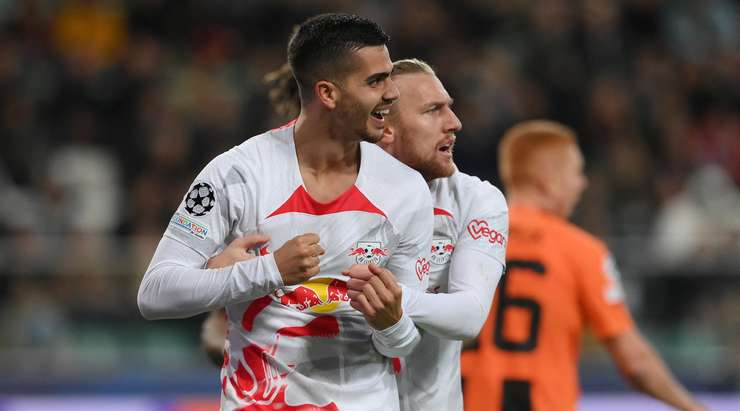 Vàoo! Andre Silva (RB Leipzig) ghi bàn với một cú sút trong vòng cấm sau khi đón một đường chuyền bằng đầu từ Mohamed Simakan. Anh ấy thay đổi tỉ số thành 0:2.