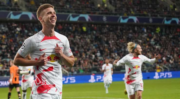 PHẢN LƯỚI NHÀ! Valeriy Bondar (Shakhtar) có một khoảnh khắc đáng quên khi anh vô tình làm đổi hướng cú sút, và đưa bóng thẳng vào khung thành đội nhà! Tỉ số là: 0:4.