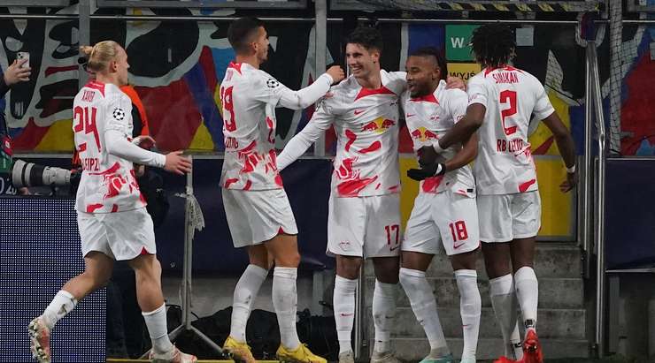 Vào! Christopher Nkunku (RB Leipzig) đã có mặt đúng lúc đúng chỗ để lấy bóng bật ra trong vòng cấm, và anh ấy sút bóng đi chìm vào chính giữa mành lưới. Tỉ số là 0:1.