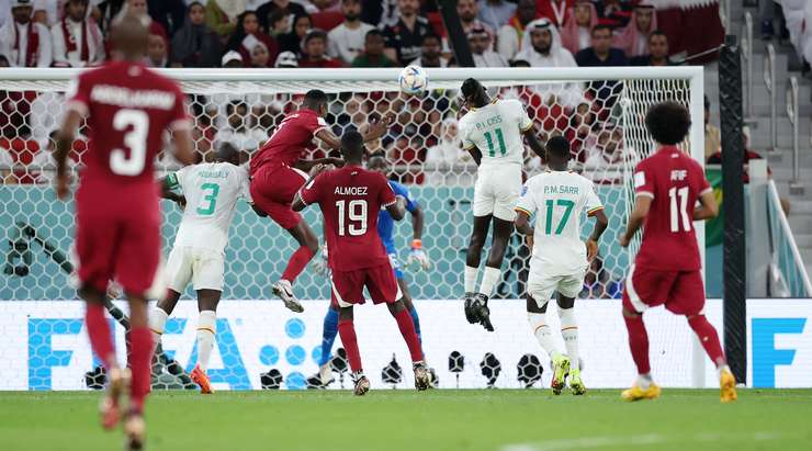 Đó là một bàn thắng! Tỉ số được nâng lên 1:2. Mohammed Muntari (Qatar) nhảy lên cao nhất để đón quả tạt hoàn hảo từ Ismaeel Mohammad và tung một cú đánh đầu từ cự li gần vào góc trái khung thành. Thủ môn Edouard Mendy đã hoàn toàn bó tay.