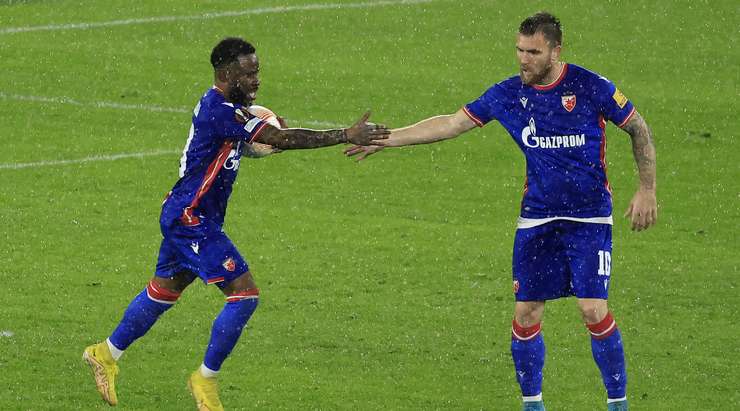 Vào! Guelor Kanga (Crvena zvezda) giành chiến thắng trên chấm phạt đền bằng một cú sút không thể cản phá, vượt qua tầm với của thủ môn Alexander Nubel vào góc trái khung thành.