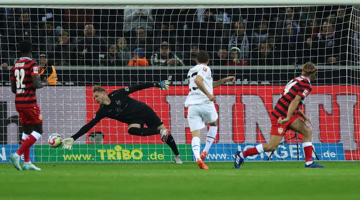 Jonas Hofmann (B. Monchengladbach) đột phá qua hàng phòng ngự đối phương và ghi một bàn thắng xuất sắc từ ngoài vòng cấm: cú sút của anh đi đúng vào mép trong cột dọc bên trái!