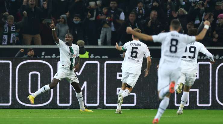 Alassane Plea nhồi bóng cho Marcus Thuram (B. Monchengladbach), người đón đường chuyền của anh ở trong vòng cấm và ra chân rất nhanh vào góc trái phía dưới! Thủ môn đã không thể làm gì được. 2:0!