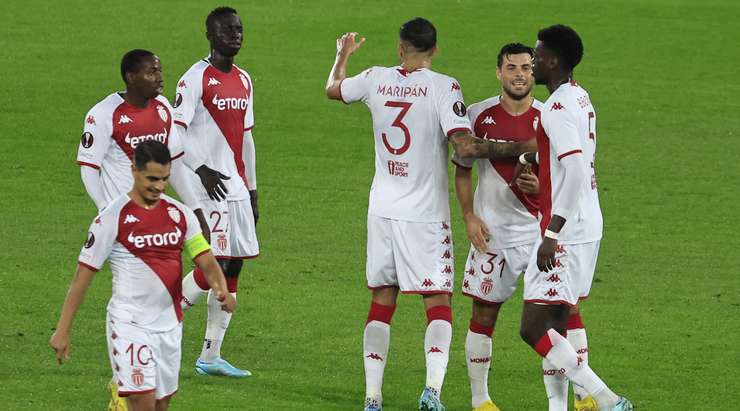 Một tình huống phối hợp nhịp nhàng với đồng đội mở ra cho Kevin Volland (Monaco) khá nhiều khoảng trống bên ngoài vòng cấm để anh tung ra cú sút chìm chuẩn xác, đưa bóng vào phía trong cột dọc bên phải!