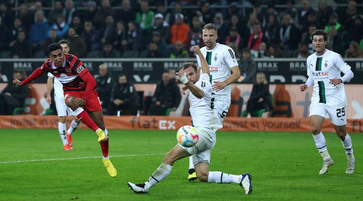 Vào! Tiago Tomas (VfB Stuttgart) chớp cơ hội sau một tình huống bóng bật ra trong vòng cấm và đánh bại thủ môn với một cú sút vào góc thấp bên phải. Tỉ số đã được nâng lên: 2:1.