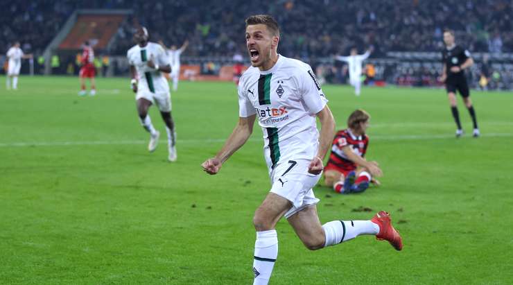 Vào! Kouadio Kone dọn cỗ cho Patrick Herrmann (B. Monchengladbach) tại rìa vòng cấm người sút bóng vào góc trái phía dưới. 3:1.