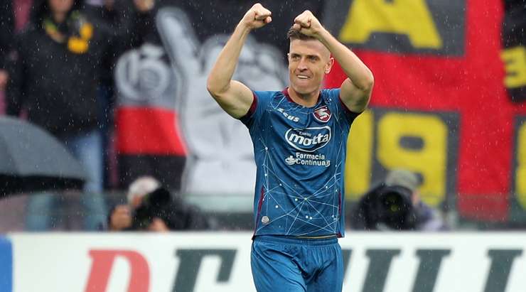 Vào! Krzysztof Piatek (Salernitana) đã có mặt đúng lúc đúng chỗ để chộp lấy bóng bật ra trong vòng cấm, và anh ấy sút bóng thành bàn. Tỉ số là 1:0.
